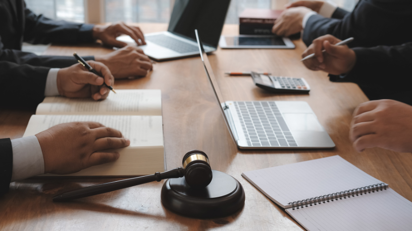 Seguridad y previsibilidad jurídica fortaleciendo relaciones empresariales según Hebron Costa Cruz de Oliveira.