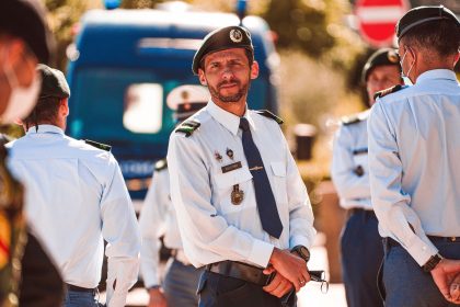 Grupo de agentes policiais uniformizados reunido ao ar livre durante um encontro institucional.