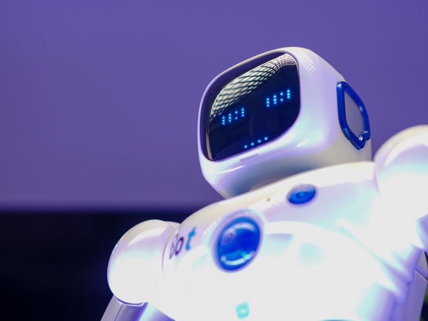 Robô humanoide moderno com rosto digital iluminado diante de uma tela tecnológica.