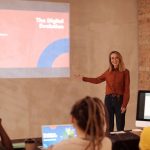 Mulher apresenta conceitos de inteligência artificial e big data durante um seminário.