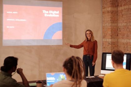 Mulher apresenta conceitos de inteligência artificial e big data durante um seminário.