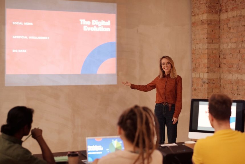 Mulher apresenta conceitos de inteligência artificial e big data durante um seminário.