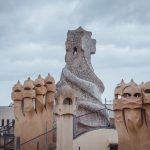 Chaminés ornamentadas no terraço da Casa Milà, em Barcelona, projetada por Antoni Gaudí.