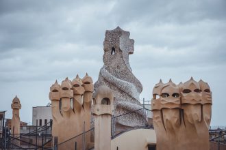 Chaminés ornamentadas no terraço da Casa Milà, em Barcelona, projetada por Antoni Gaudí.