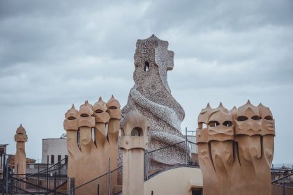Chaminés ornamentadas no terraço da Casa Milà, em Barcelona, projetada por Antoni Gaudí.