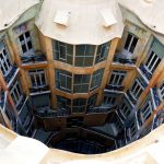 Vista do pátio interno da Casa Milà, em Barcelona, com sua arquitetura modernista.