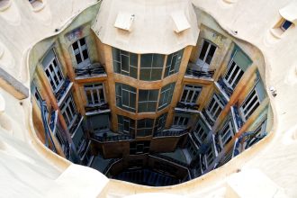 Vista do pátio interno da Casa Milà, em Barcelona, com sua arquitetura modernista.