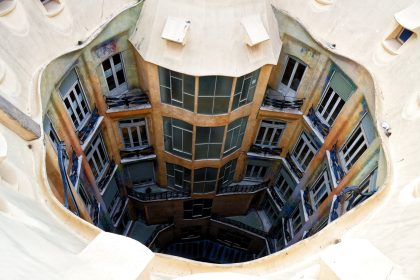 Vista do pátio interno da Casa Milà, em Barcelona, com sua arquitetura modernista.