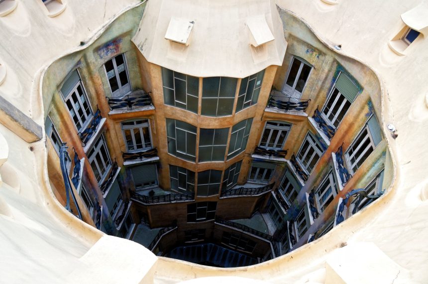 Vista do pátio interno da Casa Milà, em Barcelona, com sua arquitetura modernista.